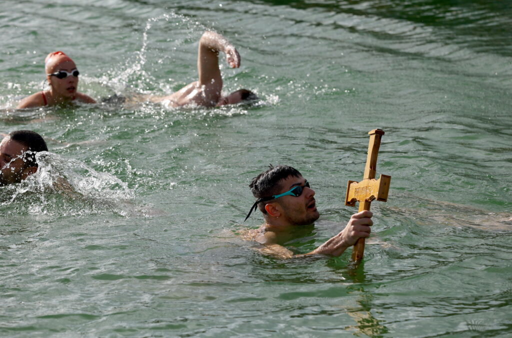 Strahinja Stanković, profesionalni plivač na niškom Čairu prvi doplivao do Časnog krsta; Foto: Go Medijana
