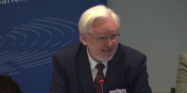 Asanž prvi put u javnosti od izlaska iz zatvora