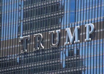 Polomljeni prozori na Trump International Hotel and Tower-u: Policija traga za počiniocem