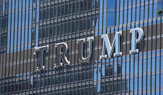 Polomljeni prozori na Trump International Hotel and Tower-u: Policija traga za počiniocem