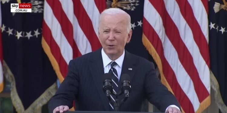 Kamala izgubila, a Biden se smeška: Svi su ovo primetili na njegovom obraćanju (VIDEO)