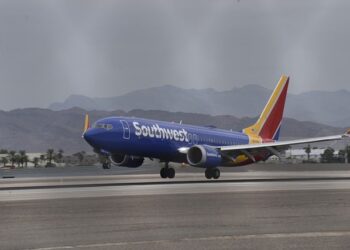 Avion koji se spremao da poleti iz Dalasa pogođen iz vatrenog oružja