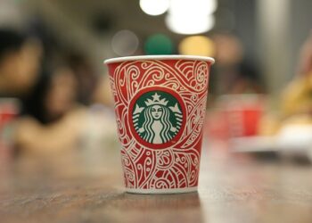 Starbucks „Red Cup Day“ donosi besplatne čaše za praznike