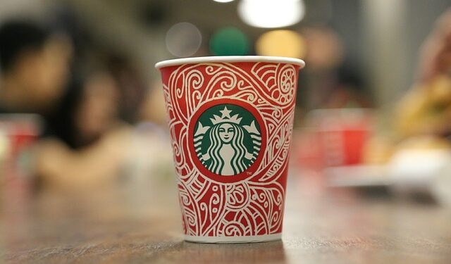 Starbucks „Red Cup Day“ donosi besplatne čaše za praznike