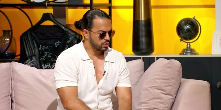 Roditelji hteli da ga izbace iz kuće, a potom završio dva fakulteta: Da li je on najobrazovaniji pevač na estradi?