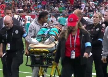 Šokantne scene u NFL-u, igrač nepomičan na terenu posle sudara kacigama