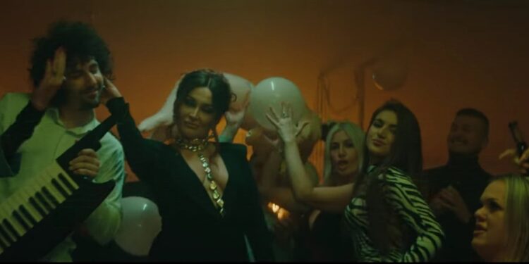 Andreana Čekić „srušila“ internet novom pesmom: Sa najboljim prijateljima napravila remek-delo (VIDEO)