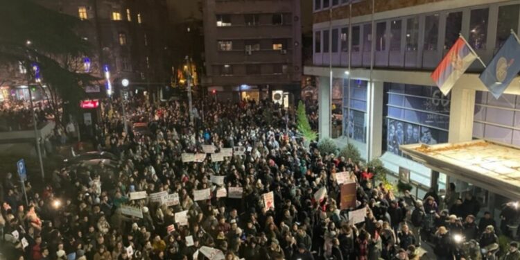 „Izađi, mala!“: Pesma uz koju su studenti prozvali Vučića stara je 40 godina, a pevala se i na koncertu svetski poznatog benda