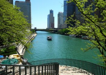 Nezaboravno krstarenje rekom u Čikagu: Arhitektonska tura sa reke po ceni od samo $28