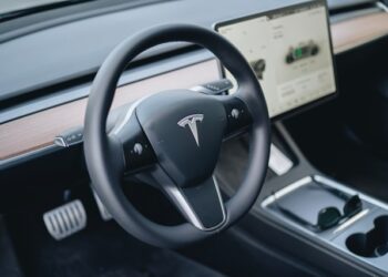 Tesla se suočava s tužbom zbog navodne prevare sa kilometražom