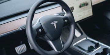 Tesla se suočava s tužbom zbog navodne prevare sa kilometražom