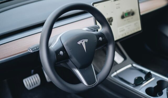 Tesla se suočava s tužbom zbog navodne prevare sa kilometražom