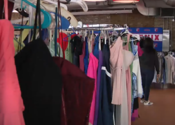 Besplatno za maturu: Čikaški srednjoškolci dobili svečane odevne kombinacije na “Prom Fit” događaju