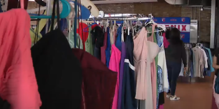 Besplatno za maturu: Čikaški srednjoškolci dobili svečane odevne kombinacije na “Prom Fit” događaju