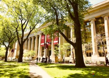 Trump udario na Harvard: Stranim studentima zabranjen upis!