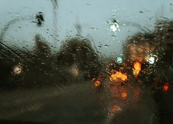 Upozorenje za Čikago: Olujni vetrovi, moguća tornada i preko 1.000 ljudi bez struje