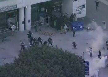 Sukobi policije i demonstranata u Los Anđelesu nakon racija protiv ilegalnih imigranata