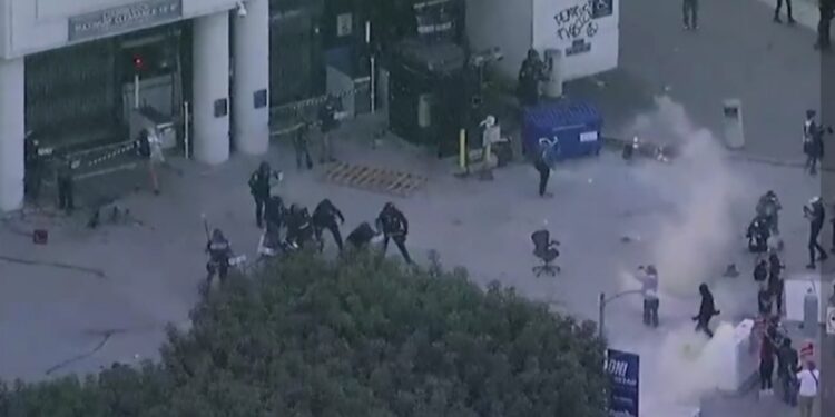 Sukobi policije i demonstranata u Los Anđelesu nakon racija protiv ilegalnih imigranata