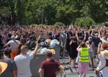 Nastavak blokada širom Srbije: Maskirana policija hapsi i tuče u Beogradu, krenula sa razbijanjem blokada