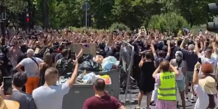 Nastavak blokada širom Srbije: Maskirana policija hapsi i tuče u Beogradu, krenula sa razbijanjem blokada