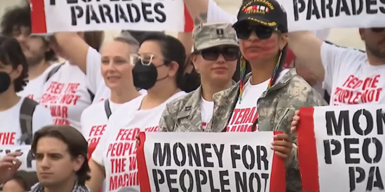 Haos ispred Kapitola: Veterani probili barikade pred Trump-ovu paradu, više od 60 uhapšenih (VIDEO)