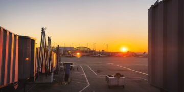Šok na O’Hare aerodromu: Dostavljač hrane stigao do aviona kolima, bez kontrole!