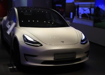 Musk upozorava na teške dane za Teslu: Gubici rastu, akcije tonu