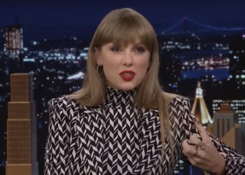 Verili se Taylor Swift i Travis Kelce: Pevačica objavila fotografije romantične prosidbe