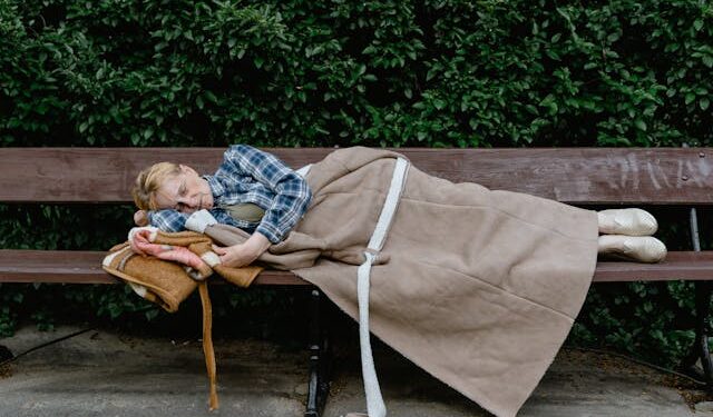 Arlington Heights razmatra krivično kažnjavanje beskućnika zbog sedenja na klupi