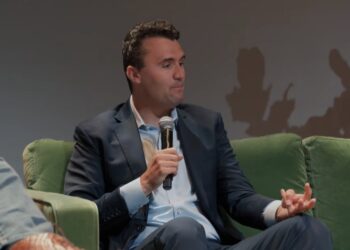 Dve peticije podelile Wheeling High School oko sećanja na Charlieja Kirka