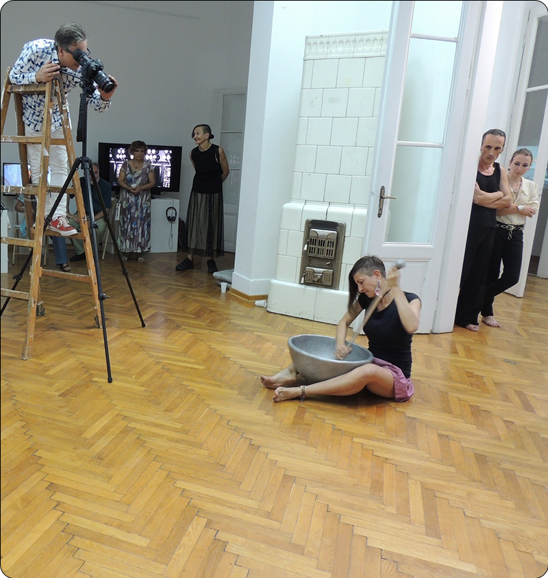Izvođenje performansa: Nataša Milojević; Foto: Galerija savremene likovne umetnosti Pančevo
