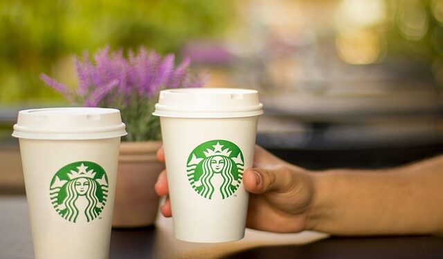 Starbucks zatvara stotine lokala – poznate lokacije širom SAD, uključujući i Čikago, stavljaju katance