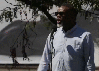 Brandon Johnson na protestu „Workers over Billionaires“ poručio: “Nema federalnih trupa u Čikagu!”