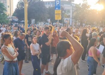 Studenti i građani Niša protestovali ispred Skupštine grada: Ka zgradi letela jaja, tražila se ostavka gradonačelnika