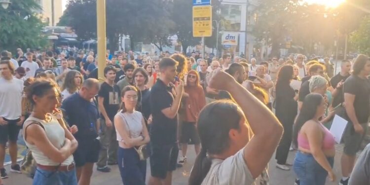 Studenti i građani Niša protestovali ispred Skupštine grada: Ka zgradi letela jaja, tražila se ostavka gradonačelnika