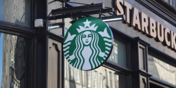 Starbucks zatvara prodavnice i otpušta 900 radnika