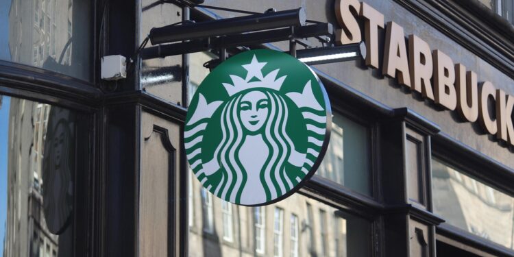 Starbucks zatvara prodavnice i otpušta 900 radnika