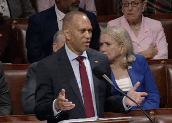 Politička borba u Čikagu: Hakeem Jeffries traži promenu kongresnih mapa u Ilinoisu da bi osnažio demokrate