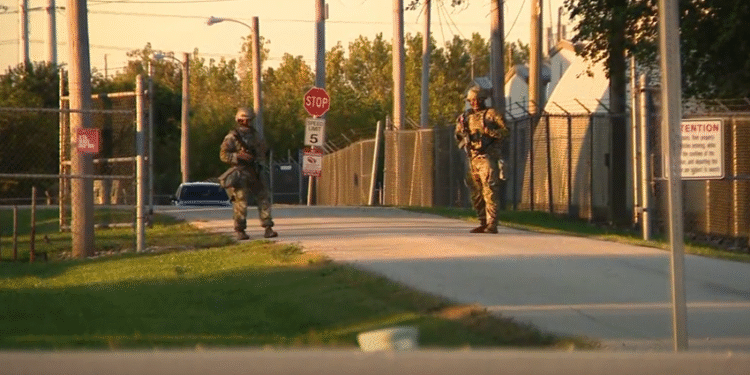Trupe Nacionalne garde iz Teksasa i Ilinoisa stacionirane u Elwood-u