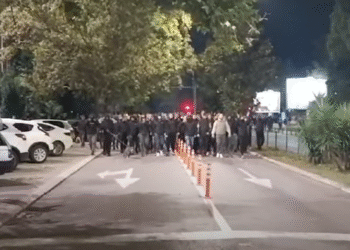 Haos u Podgorici: Građani ispred Vlade uzvikivali “Turci napolje”, policija privela više osoba (VIDEO)