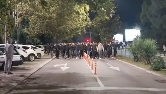 Haos u Podgorici: Građani ispred Vlade uzvikivali “Turci napolje”, policija privela više osoba (VIDEO)