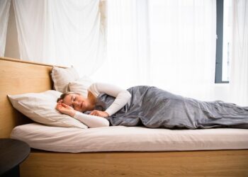 Upotreba telefona pre spavanja može imati štetan uticaj na vaše mentalno zdravlje, jednako kao i kada se probudite.