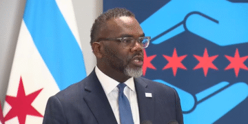 Gradonačelnik Brandon Johnson brani budžet od $16 milijardi dok analitičari upozoravaju na pad kreditnog rejtinga