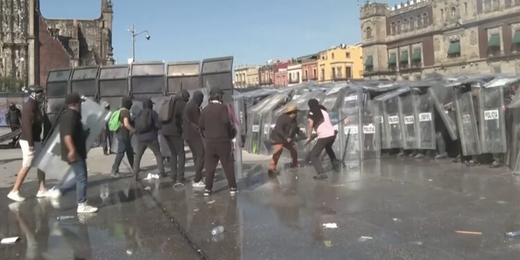 Protesti generacije Zed na ulicama Meksika, povređeno najmanje 120 ljudi