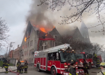 Crkva u Čikagu iz 1800-ih se urušila u plamenu