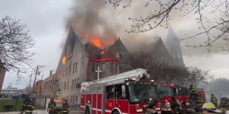 Crkva u Čikagu iz 1800-ih se urušila u plamenu