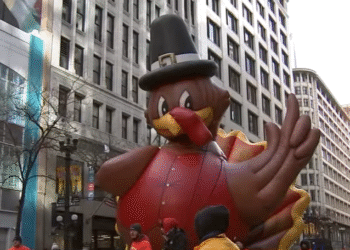 Hiljade ljudi okupilo se na State Street-u u Čikagu za spektakularnu Thanksgiving paradu