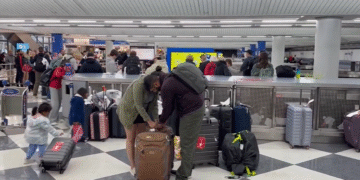 Rekordni sneg izazvao kolaps letova, hiljade putnika zaglavljeno