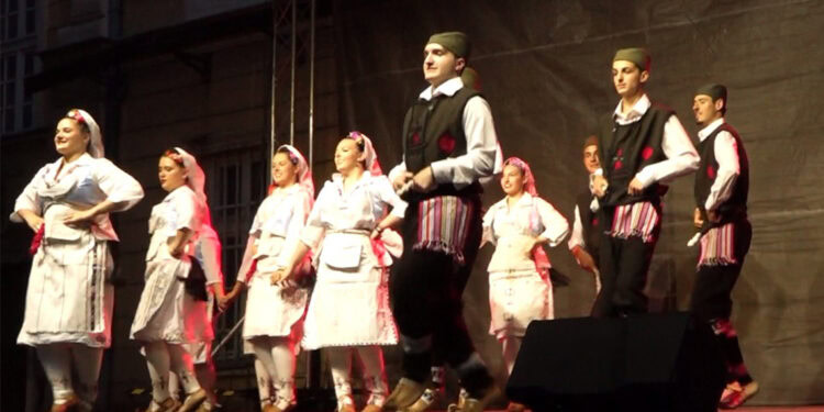 Energija i ponos ansambla Oko Sokolovo na sceni: Foto: Privatna arhiva