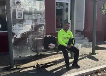 Darko Lazić više ne vozi: Pevač na klupi čeka autobus, usijale se društvene mreže